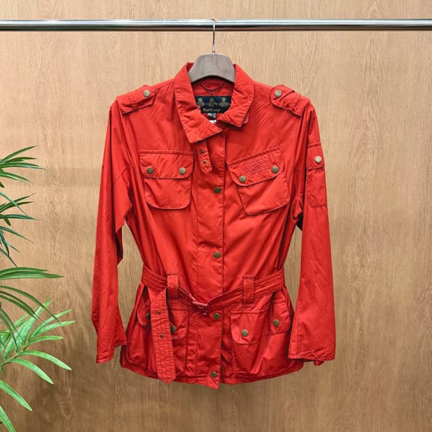 바버 필드 자켓 어깨 견장 벨트 스트랩 플랩 포켓 디테일 레귤러핏 레드