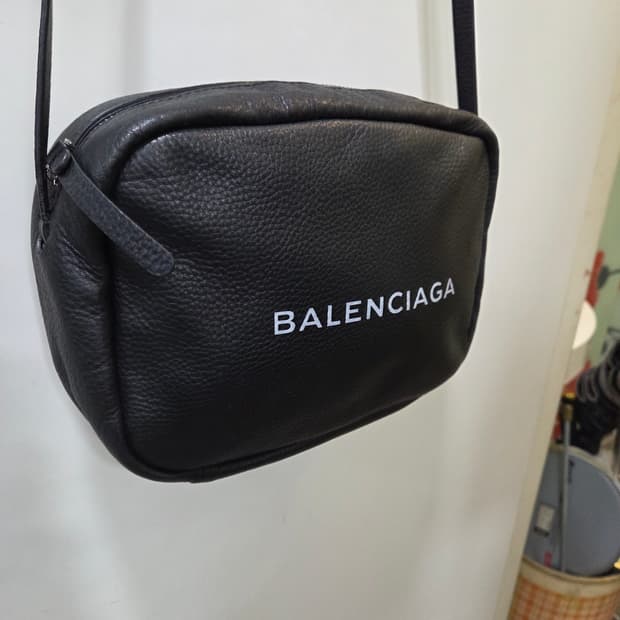 발렌시아가 카메라 크로스백