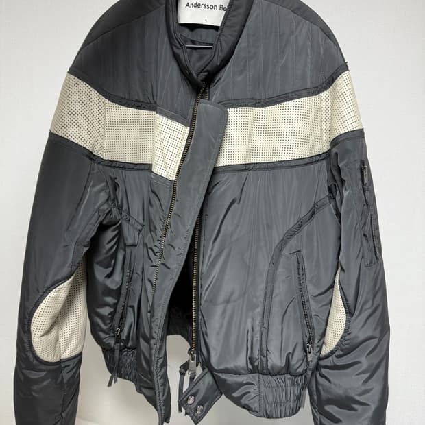 [L] 앤더슨벨 브라이언 바이커 패디드 점퍼