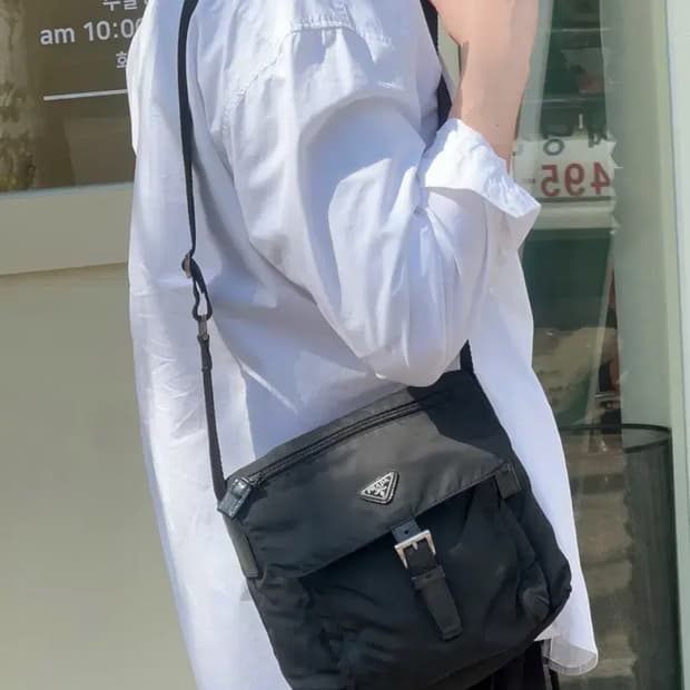 프라다 포코노 나일론 버클 크로스백 주우재백