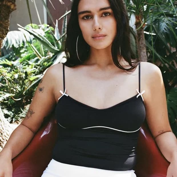 자라 레이스 트리밍 슬리브리스 탑