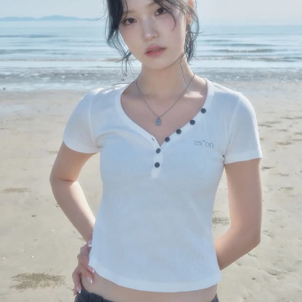 LEAF BUTTON T / WHITE