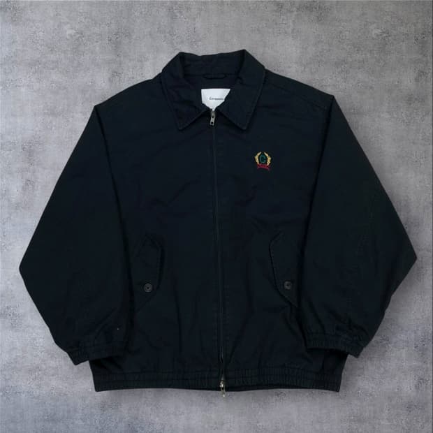 커버낫 블랙 컬러 클래식 로고 스윙톱 자켓