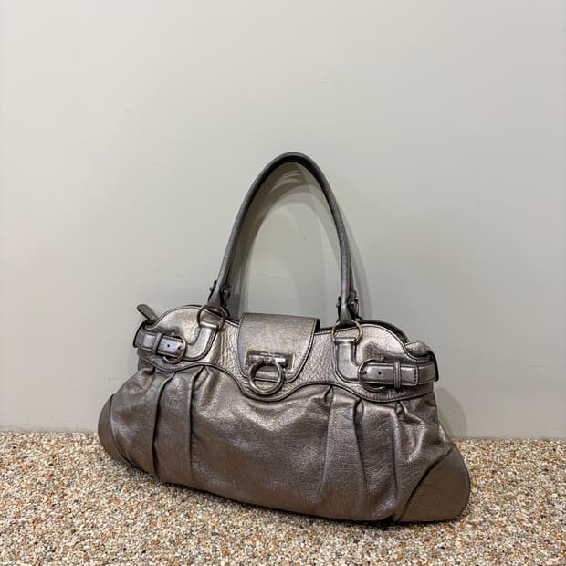페라가모 간치니 메탈릭 실버 숄더백