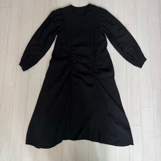 블랙 셔링 롱 슬리브 드레스