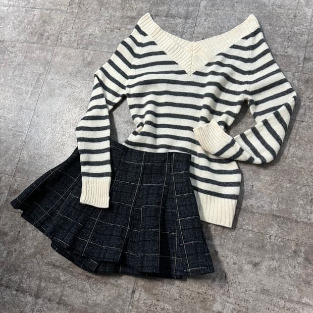 와이드 넥 스트라이프 패턴 울 니트