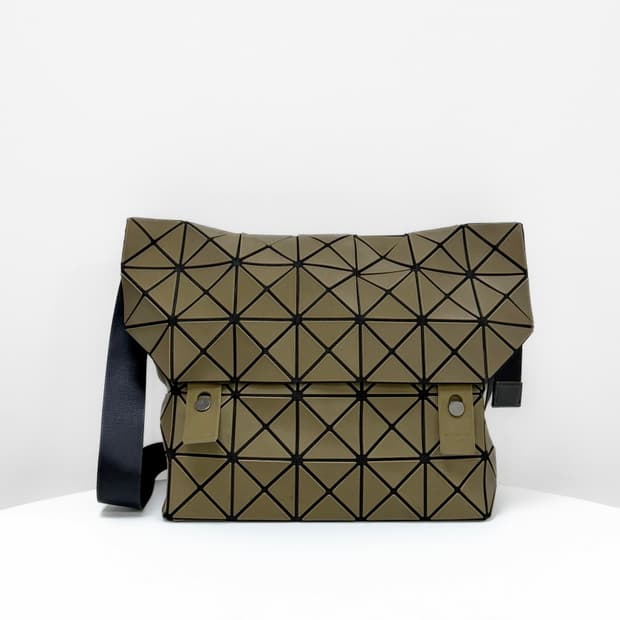 바오바오 이세이미야케 락 매트 메신저 크로스백