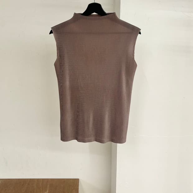 플리츠 플리즈 브라운 모크넥 플리츠 슬리브리스