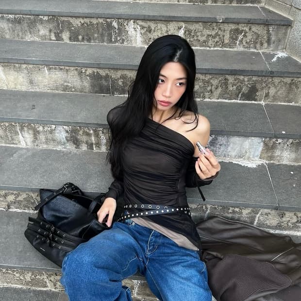niller 닐러 원숄더 티셔츠