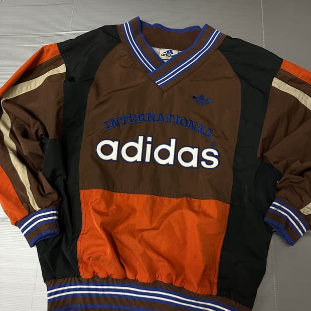 아디다스 빅로고 브이넥 웜업 긴팔 브라운 M-L