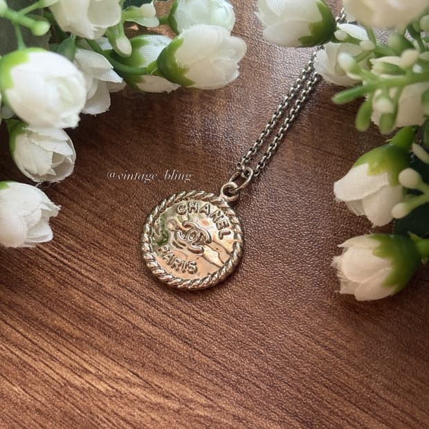 샤넬 No.5 코인 실버 목걸이