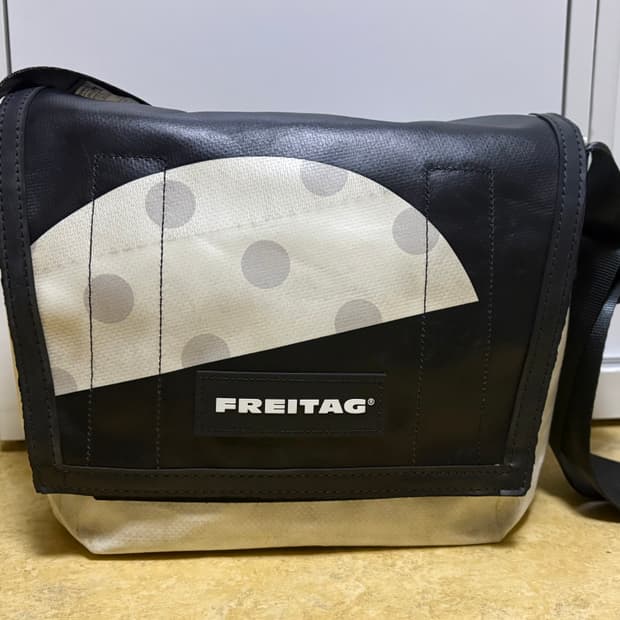 (중고) 프라이탁 라씨 블랙화이트 흰검 도트 전사 (민트택 포함)