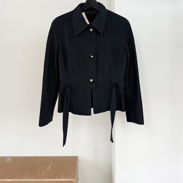  발렌티노 블랙 플리티드 자켓