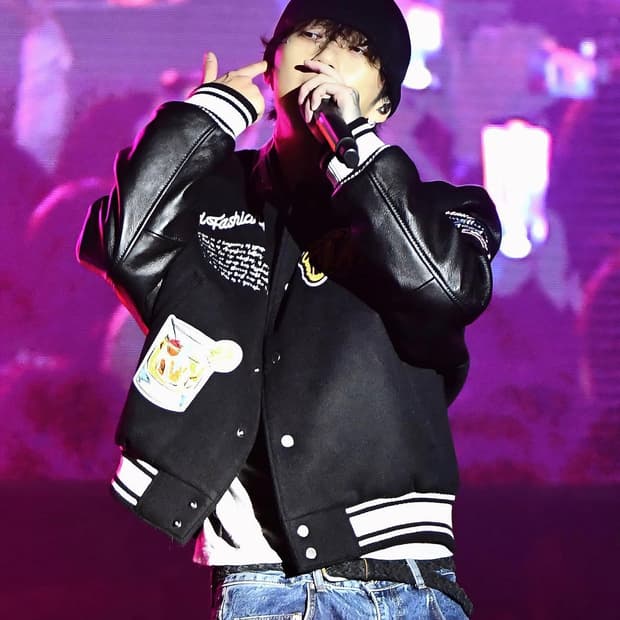 [M] 언지미크 레더 슬리브 자수 패치 바시티 자켓