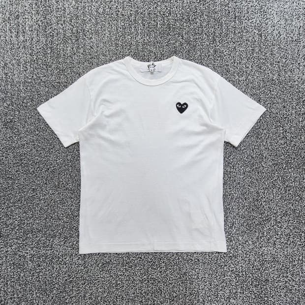 빈티지9. 꼼데가르송 플레이 블랙 하트 와펜 반팔 티셔츠 화이트