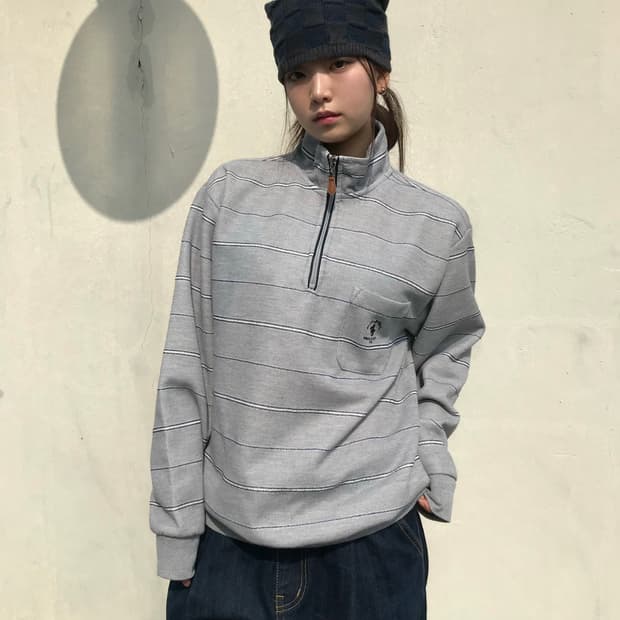 그레이 스트라이프 하프 집업 티셔츠 