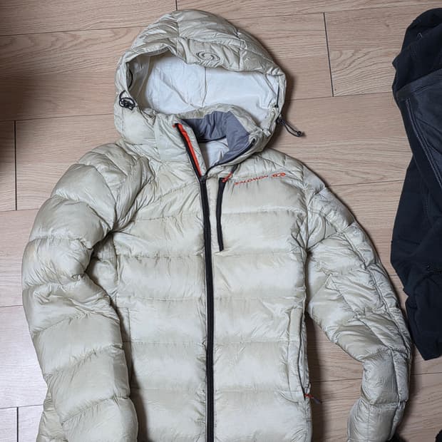 살로몬 덕다운 아이보리 패딩 m