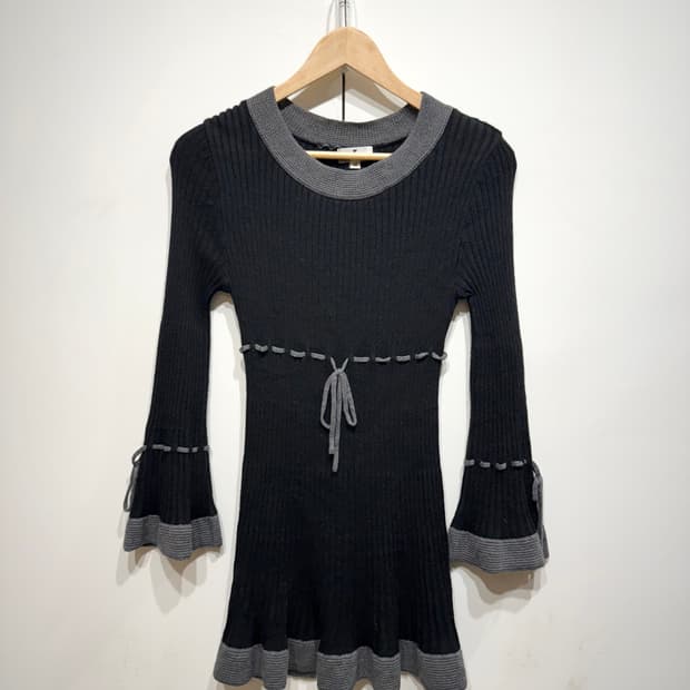 courreges 꾸레쥬 플레어 니트