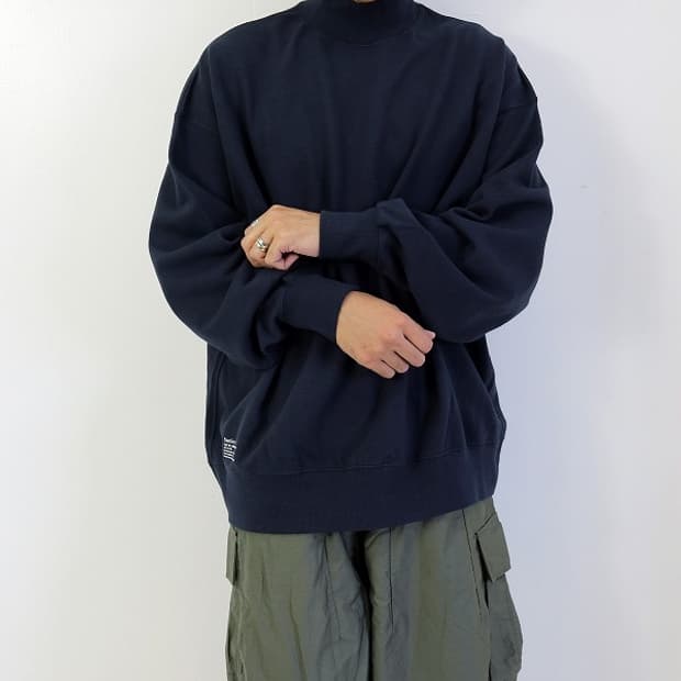 프레쉬서비스 그린 색상 모크넥 스웻셔츠 팝니다.