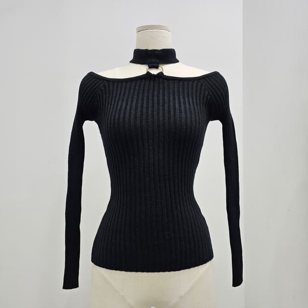 블랙 초커 오프숄더 골지 슬림핏 니트