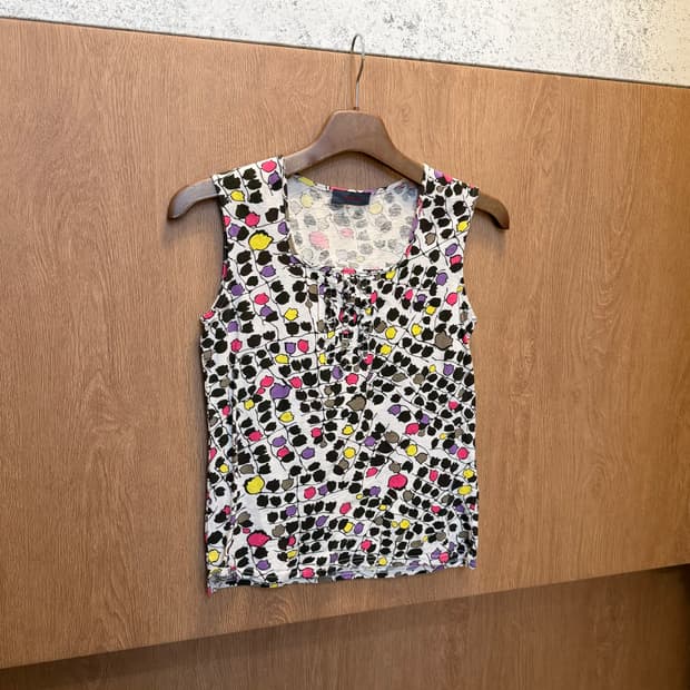 빈티지 슬리브리스 티셔츠 플로럴 프린팅 프론트 프릴 디테일 아이보리