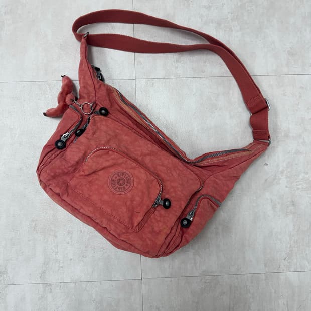 •Kipling 히피 Y2K 슬링백 코랄 