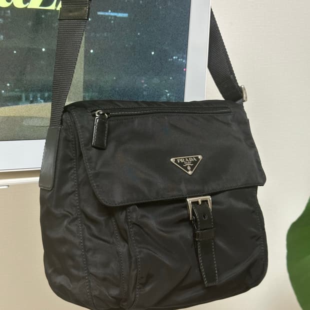 프라다 나일론 포코노 버클 크로스백 주우재백