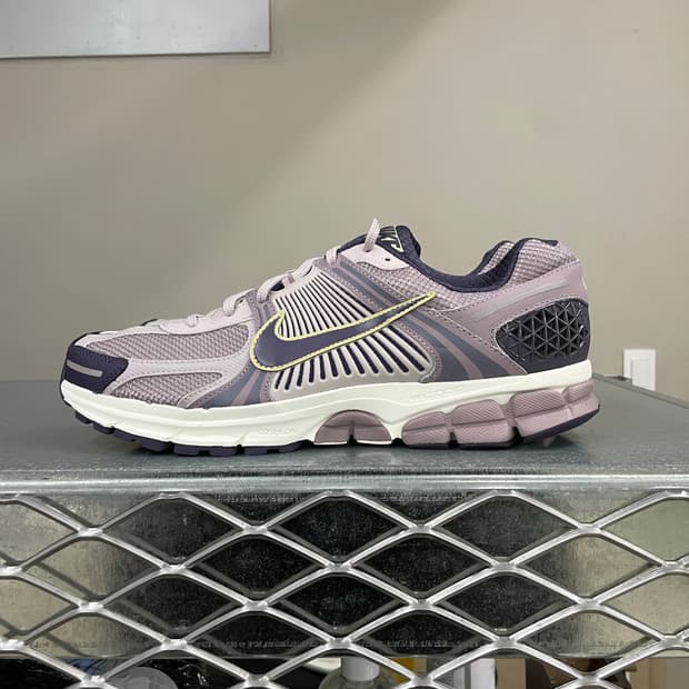 나이키 줌 보메로 5 플래티넘 바이올렛 다크 레이즌 300