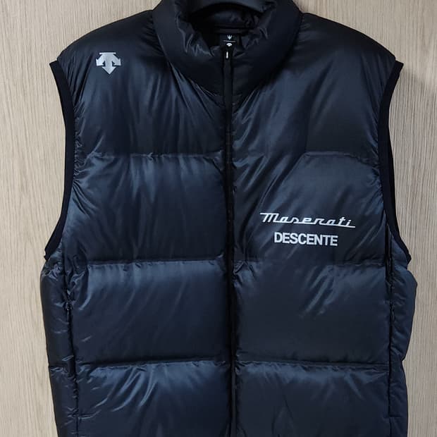 (착샷) 데상트 x 마세라티 구스다운 패딩 베스트