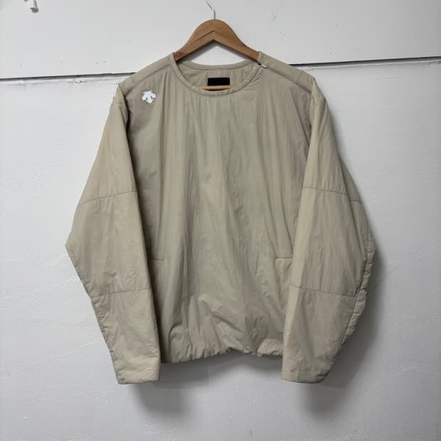 데상트 베이지 패딩 웜업 맨투맨