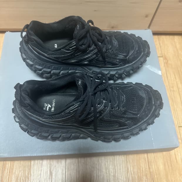 발렌시아가 디펜더 블랙 40(265)