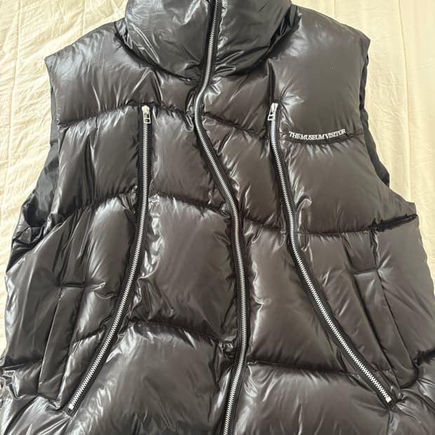 더뮤지엄비지터 블랙 패딩 베스트