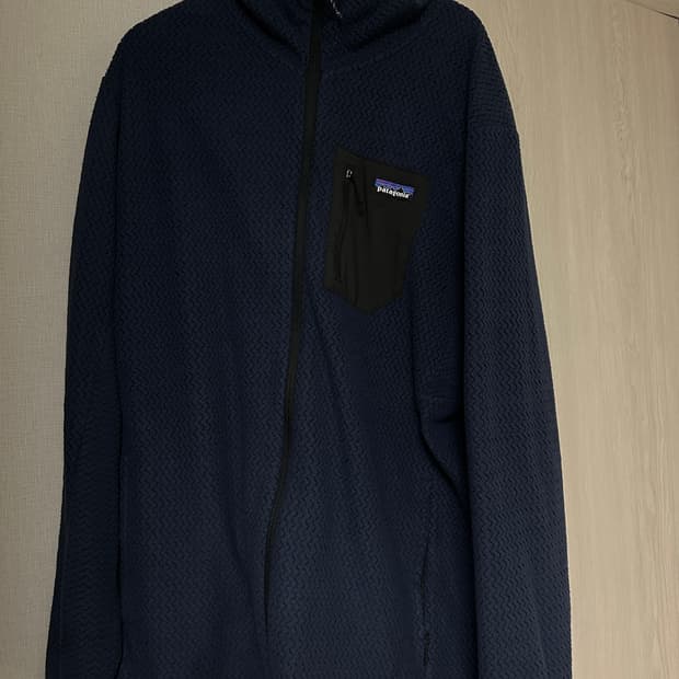파타고니아 R1 에어 풀집업 후디 네이비 색상 
