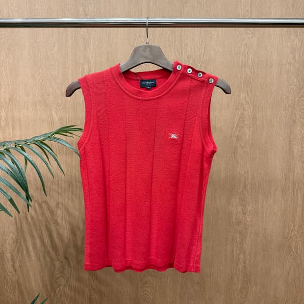 버버리 골프 슬리브리스 민소매 니트 4버튼 디테일 슬림핏 레드