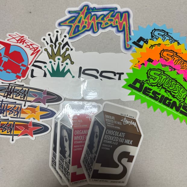 슈프림 및 기타 스티커