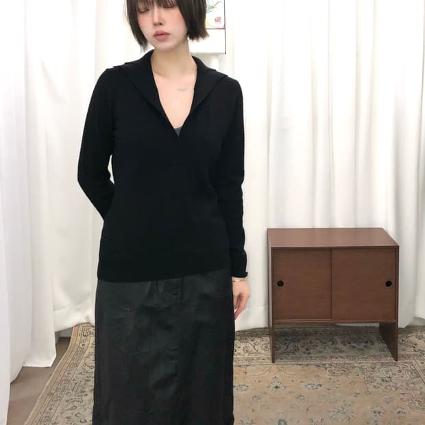 브이넥 카라 니트