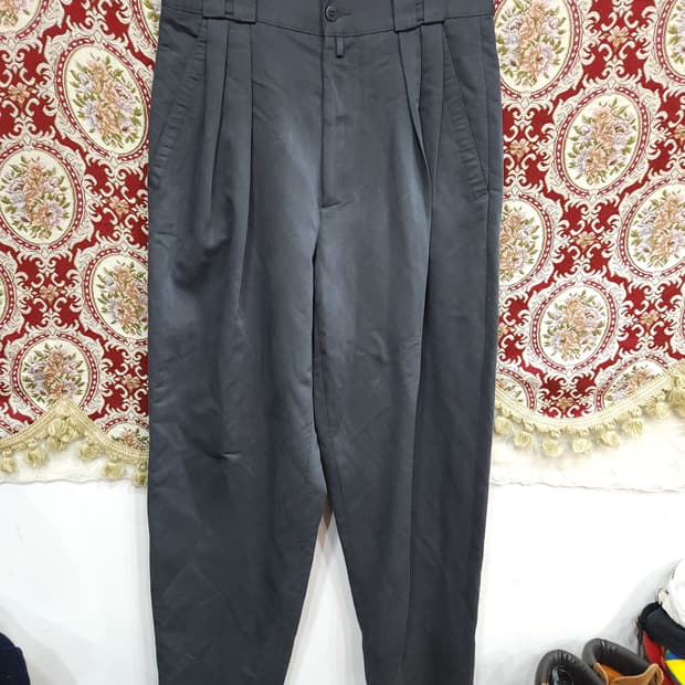 베르수스 지아니베르사체 핀턱 테이퍼드핏 팬츠

