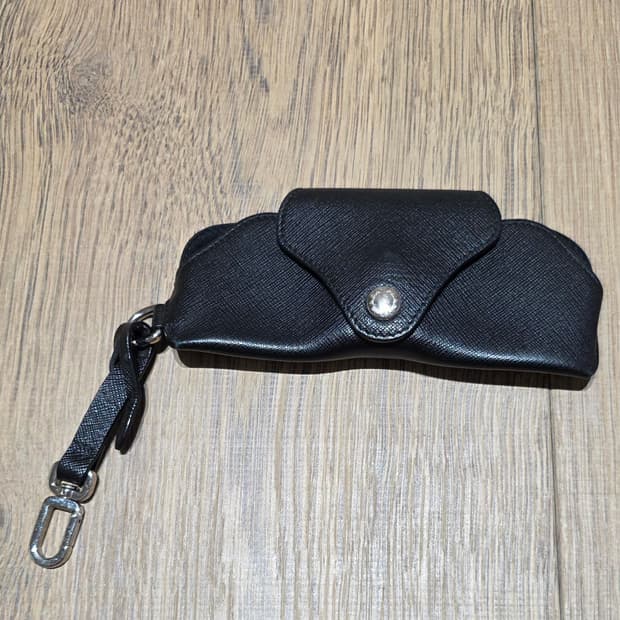 프라다 블랙 색상 가죽 안경 케이스입니다. 