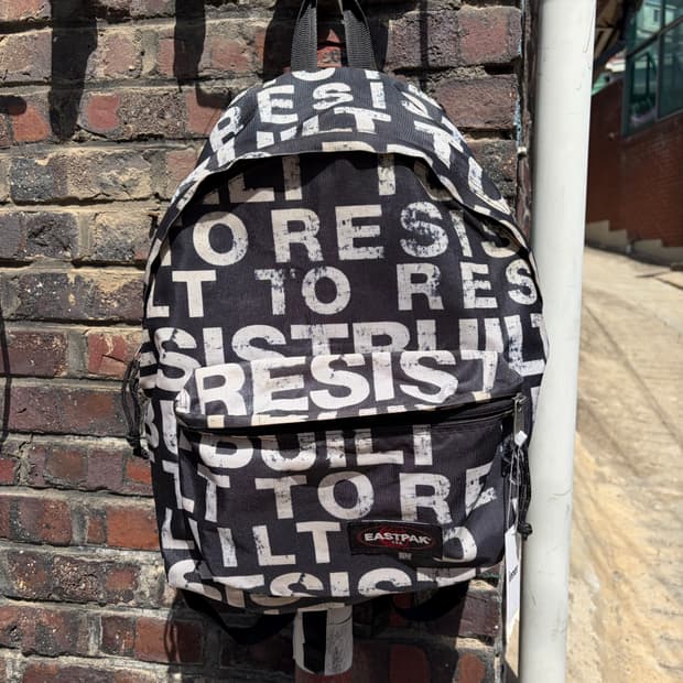 Eastpak 그래픽 타이포 패턴 백팩