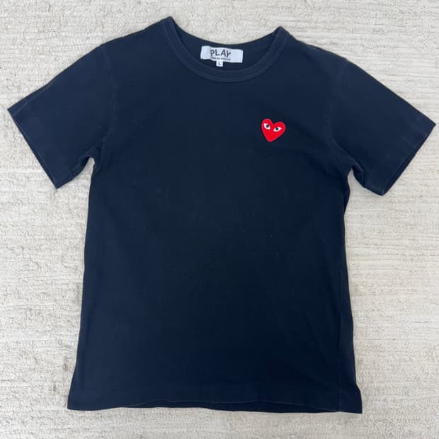 •COMME des GARÇONS 레드 하트 와펜 반팔 티셔츠