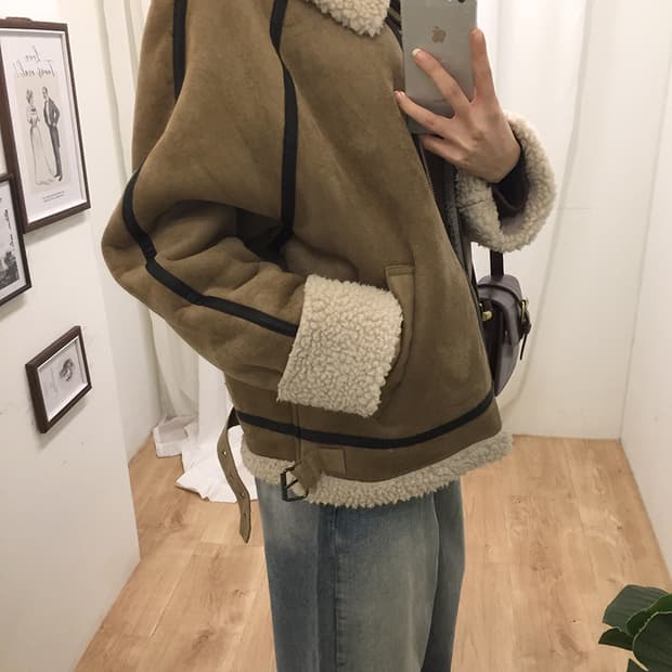 Woman Placestudio Mustang 100