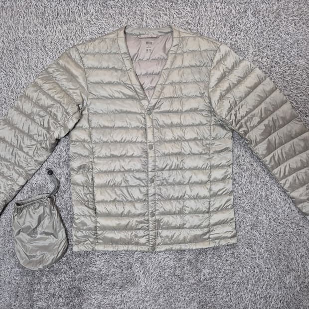 유니클로 남성 브이넥 경량 다운 패딩 L