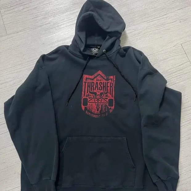 트래셔 블랙 후드티 레드 프린팅