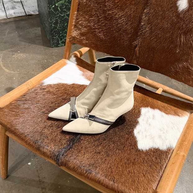 코페르니 베이지 스웨이드 지퍼디테일 앵클부츠