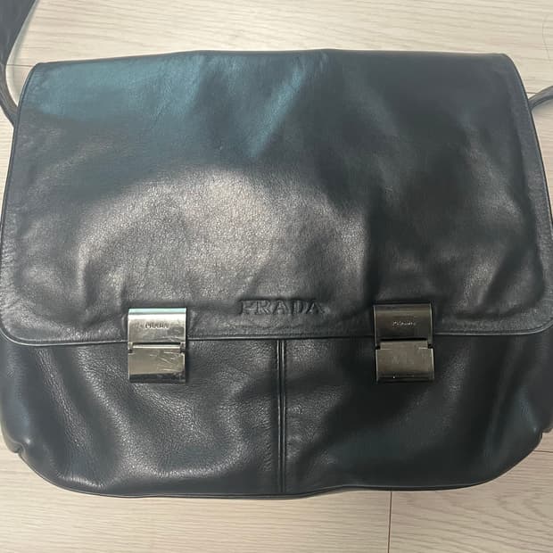 프라다 레더 메신저백