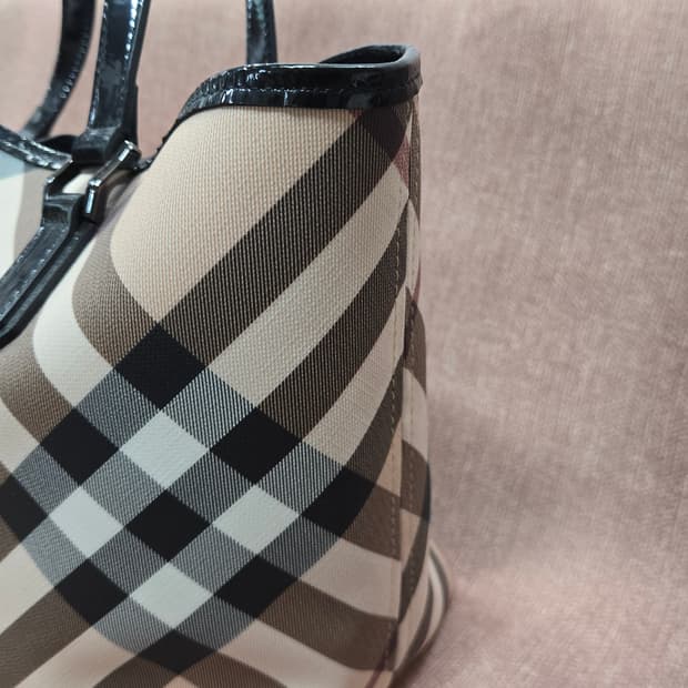 버버리 정품 노바 체크 토트 숄더백- 코팅된 캔버스 베이지색 오트 