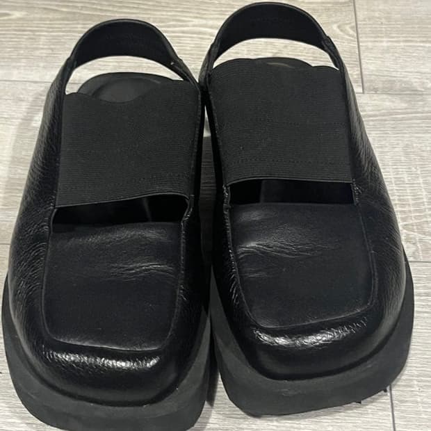 이세이 미야케 맨 스퀘어 토 가죽 밴딩 샌들