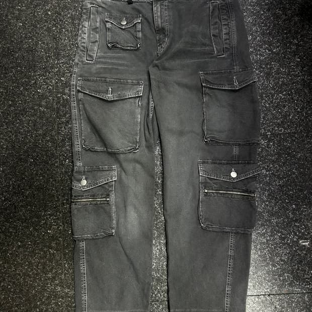 Zara의 워시드 릴랙스드 핏 데님 카고 팬츠