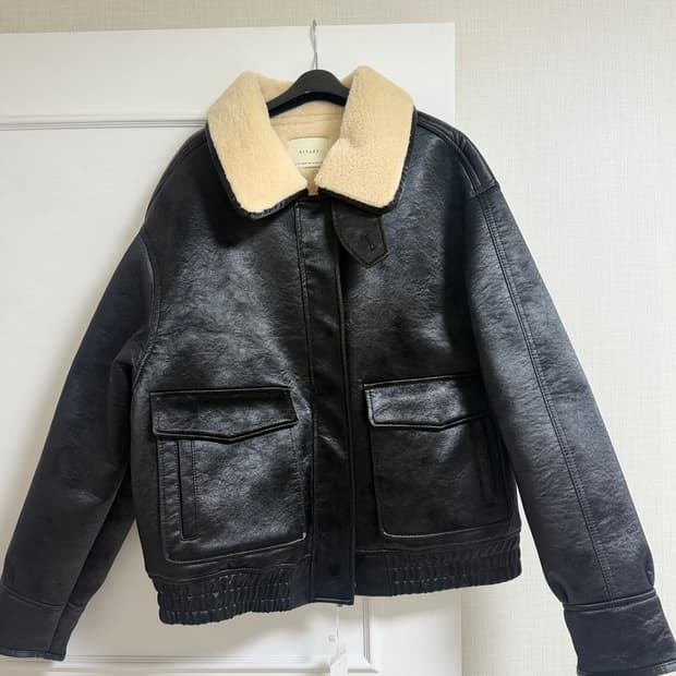시야쥬 페이크 무스탕 봄버 자켓 팝니다.
