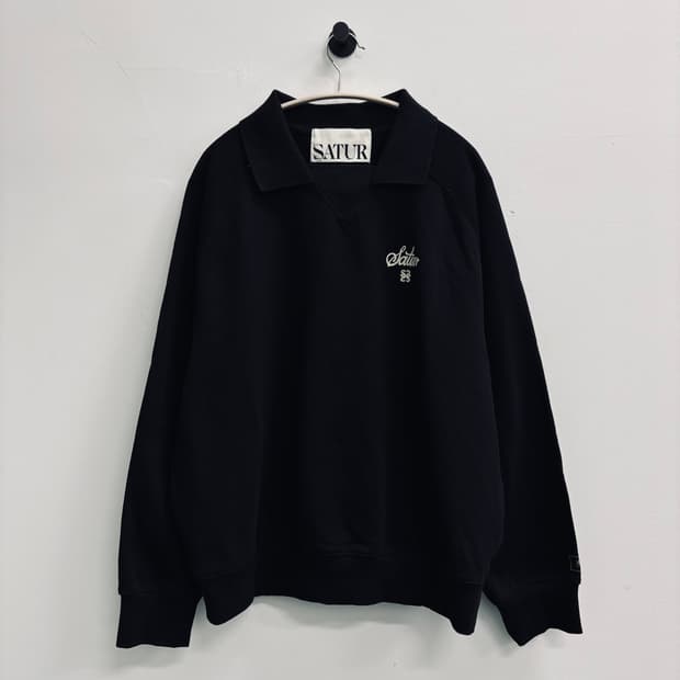 SATUR(세터) 로고 자수 카라 스웨트셔츠